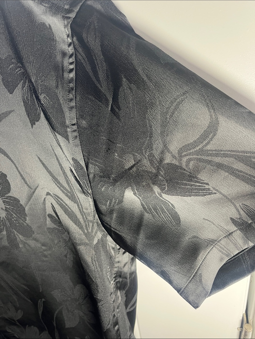 Abercrombie & Fitch Black Tonal Floral Collared Satin Button-down NWOT - Picture 3 of 6